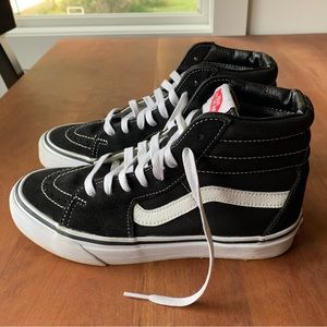 High-top VANS classic skate shoe - men’s size 6